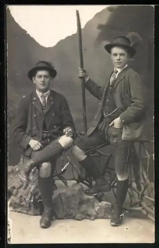 Foto-AK Zwei Männer in Wanderkleidung im Studio