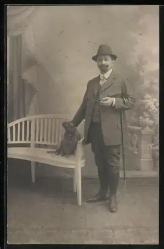 Foto-AK Mann mit seinem Hund im Studio 1913