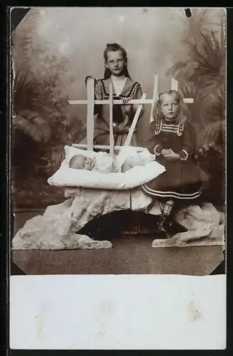 Foto-AK Zwei Geschwister mit einem Baby im Atelier