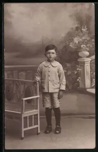 Foto-AK Kleiner Junge mit einer Bank