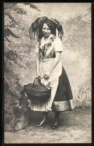 Foto-AK Ida mit Weidenkorb vor einer Waldkulisse 1918