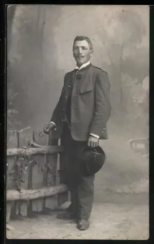 Foto-AK Junger Mann mit Hut und Schnurrbart