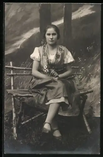 Foto-AK Mädchen auf einer Bank im Atelier