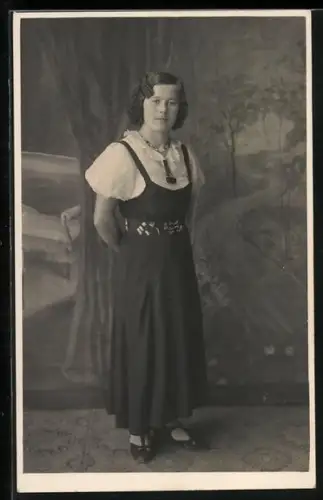 Foto-AK Junge Frau mit gepunkteter Bluse im Atelier