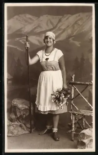 Foto-AK Dame mit Wanderstock vor einer Bergkulisse