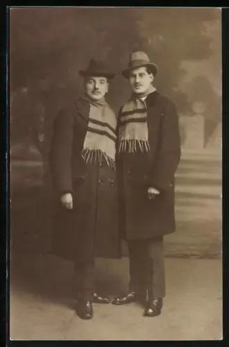 Foto-AK Zwei Herren mit gestreiften Schals und Hüten