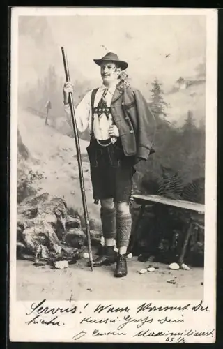 Foto-AK Mann in Wanderkleidung mit Wanderstock vor einer Bergkulisse