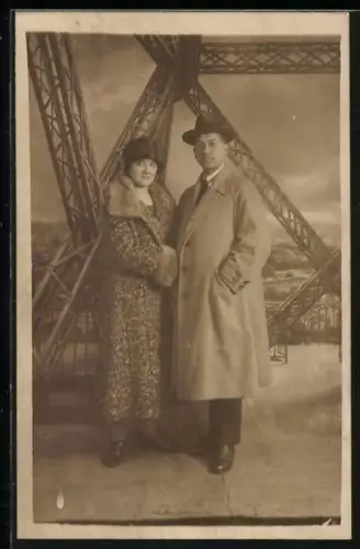 Foto-AK Paar vor einer Studiokulisse