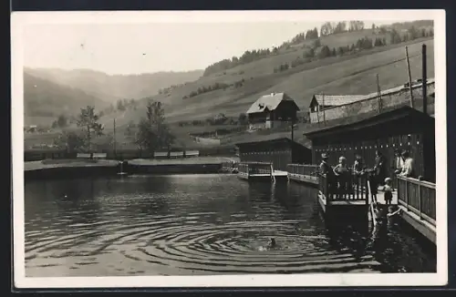 AK St. Lambrecht, Bad mit Badegästen und Hügelpanorama