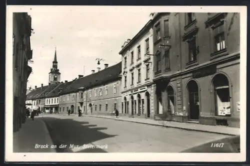 AK Bruck an der Mur, Strassenpartie mit Kirchturm