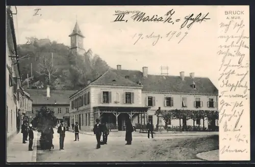 AK Bruck a. Mur, Minoritenplatz mit Passanten
