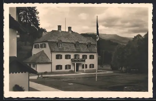 AK Neumarkt /Stmk., N.S.V. Jugenderholungsheim mit -Flagge
