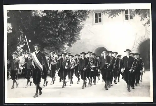 AK Fürstenfeld, Jugendblaskapelle des Reise- u. Heimatvereins, Marsch mit Instrumenten