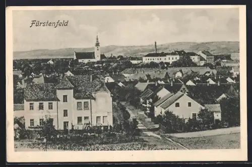 AK Fürstenfeld, Totalansicht mit Strasse u. Kirche von einer Anhöhe aus