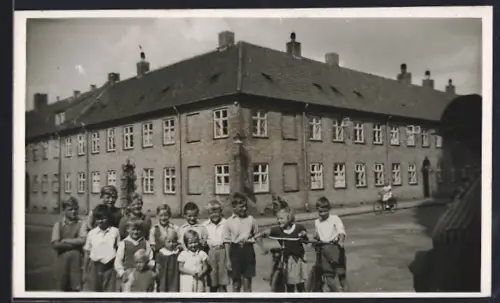 Foto-AK Copenhagen, Children outside the Grundtvigs Church