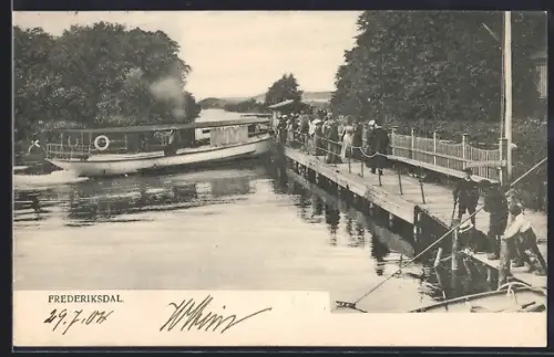 AK Frederiksdal, Landungsbrücke mit Ausflugsschiff