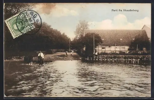 AK Skanderborg, Gebäudeansicht vom Wasser aus, Reiter