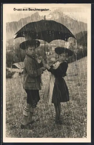 AK Berchtesgaden, Kinder in Tracht mit Regenschirm