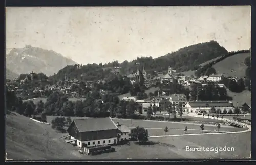 AK Berchtesgaden, Ortsansicht mit Kirche und Bergen