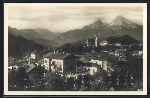 AK Berchtesgaden, Ortsansicht mit Kirche und Watzmann