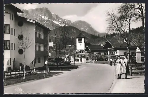 AK Berchtesgaden-Unterstein, Strassenansicht mit Kirche und Gebirgspanorama