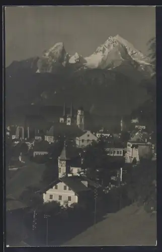AK Berchtesgaden, Stadtansicht mit Kirche und Watzmann
