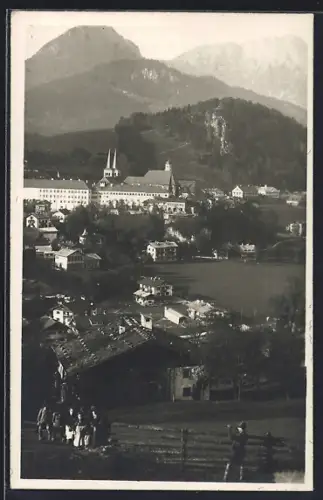 AK Berchtesgaden, Ortsansicht mit Stiftskirche und Alpenpanorama
