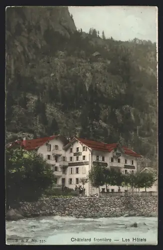 AK Châtelard, Les Hôtels avec vue sur la montagne et la rivière en premier plan