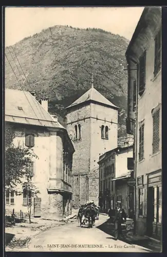 AK Saint-Jean-de-Maurienne, La Tour Carrée et vue sur la rue animée avec montagnes en arrière-plan