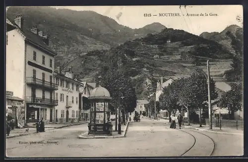 AK Moutiers, Avenue de la Gare avec montagnes en arrière-plan