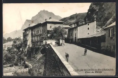 AK St-Michel-de-Maurienne, Place du Marché avec vue sur les montagnes