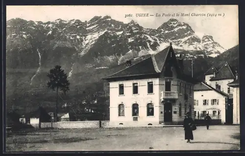 AK Ugine, La Poste et le Mont Charvin en arrière-plan