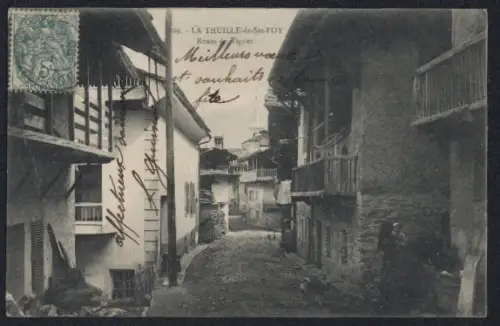 AK La Thuille-de-Ste-Foy, Route d`Arly avec habitations rurales et balcon en bois