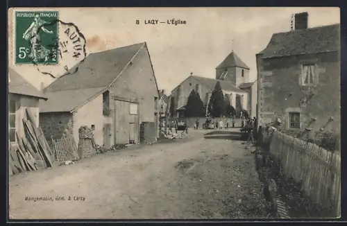 AK Laizy, L`église et la rue du village animée