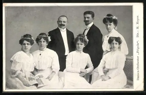 AK Damenorchester Frigola mit jungen Männern im Portrait, Dir. M. Meyer