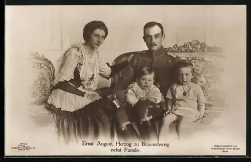 AK Ernst August Herzog zu Braunschweig neben seiner Familie auf einem Sofa