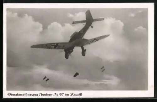 AK Luftwaffe, Flugzeug Stuka Junkers Ju 87 im Angriff