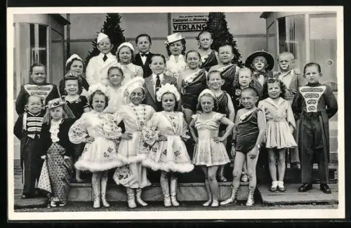 AK Circus-Stadt Liliput, Gruppenbild der Liliputaner in ihren Kostümen