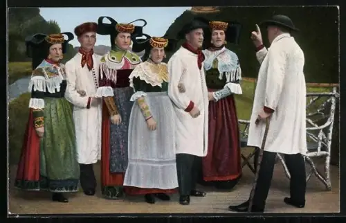 AK Tracht Schaumburg-Lippe, Mann spricht zu einer Gruppe