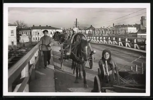 AK Staraja Russa, Schimskerbrücke mit Passanten