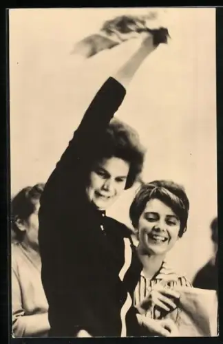AK Moskau, Die erste Kosmonautin Valentina Tereschkowa auf dem Weltkongress der Frauen 1963, DDR-Propaganda