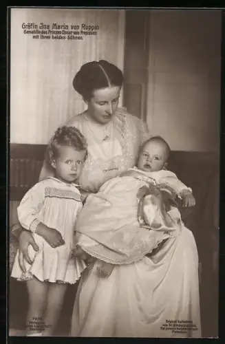 AK Gräfin Ina Maria von Ruppin, Gemahlin des Prinzen Oskar von Preussen mit ihren beiden Söhnen