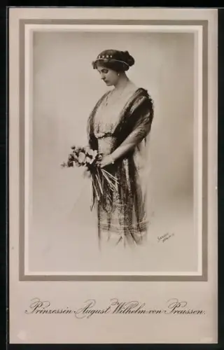 AK Prinzessin August Wilhelm von Preussen mit Blumenstrauss