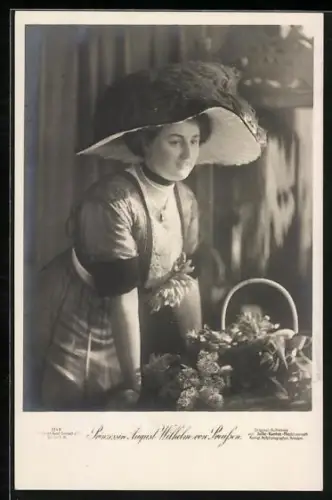 AK Prinzessin August Wilhelm von Preussen, lächelnd am Tisch