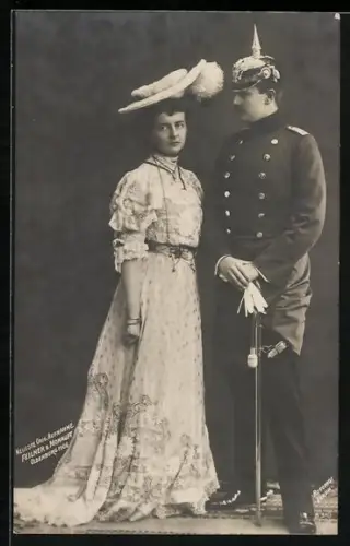 AK Prinz Eitel Friedrich von Preussen in Uniform neben seiner schönen Gemahlin