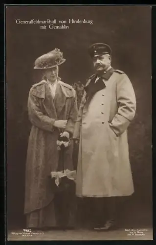 AK Generalfeldmarschall Paul von Hindenburg mit seiner Gemahlin