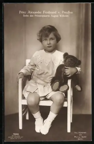 AK Prinz August Wilhelm von Preussen mit Teddy, Sohn des Prinzenpaares August Wilhelm
