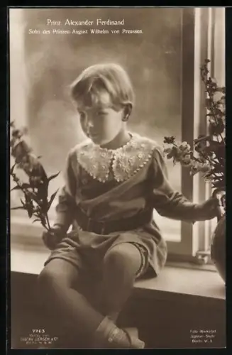 AK Prinz Alexander Ferdinand von Preussen auf einem Fensterbrett sitzend