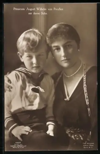 AK Prinessin August Wilhelm von Preussen mit ihrem Sohn