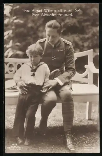 AK Prinz August Wilhelm von Preussen in Uniform m. seinem Sohn Alexander Ferdinand in Matrosenkleidung auf einer Parkbank